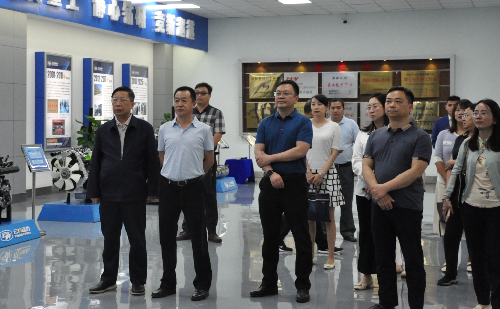 昆明市国资委党组书记王磊一行到云南尊龙新版人生就是博动力集团有限公司开展调研