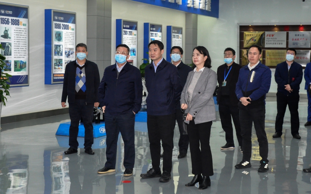 昆明市委常委杨东伟一行到云南尊龙新版人生就是博动力集团有限公司开展调研